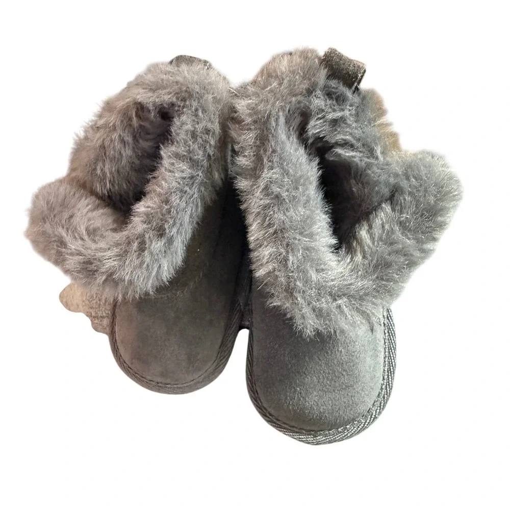 BearPaw NWT FLAWED Mismatch sizes 1 and 2‎ Infant Girls Gray Cozy